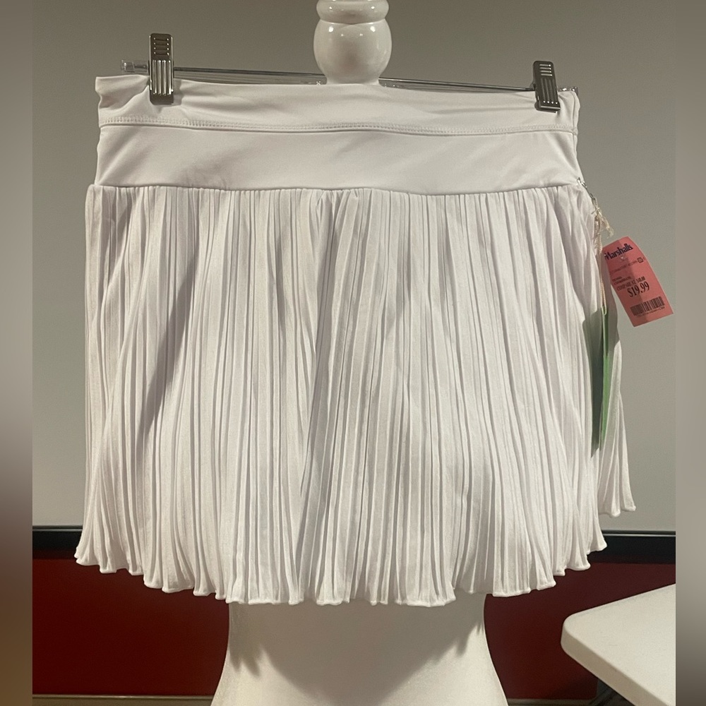 NWT white tennis skirt. Build in hidden shorts. Medium